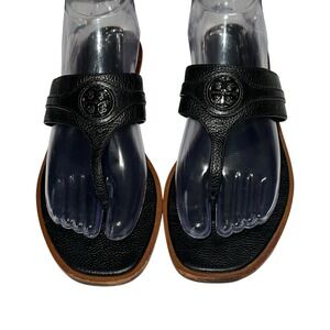 Tory Burch Carson Size 7.5 Welt Thong Pebbled Leather Black Embossed Logo Sandal